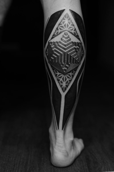 3D Abstract Geometry Blackwork tattoo on Leg