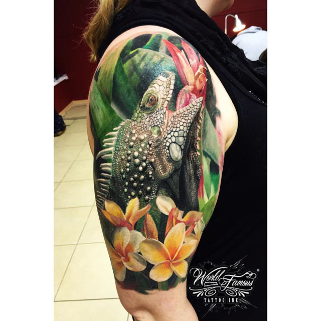 realistic lizard tattoo on shoulder