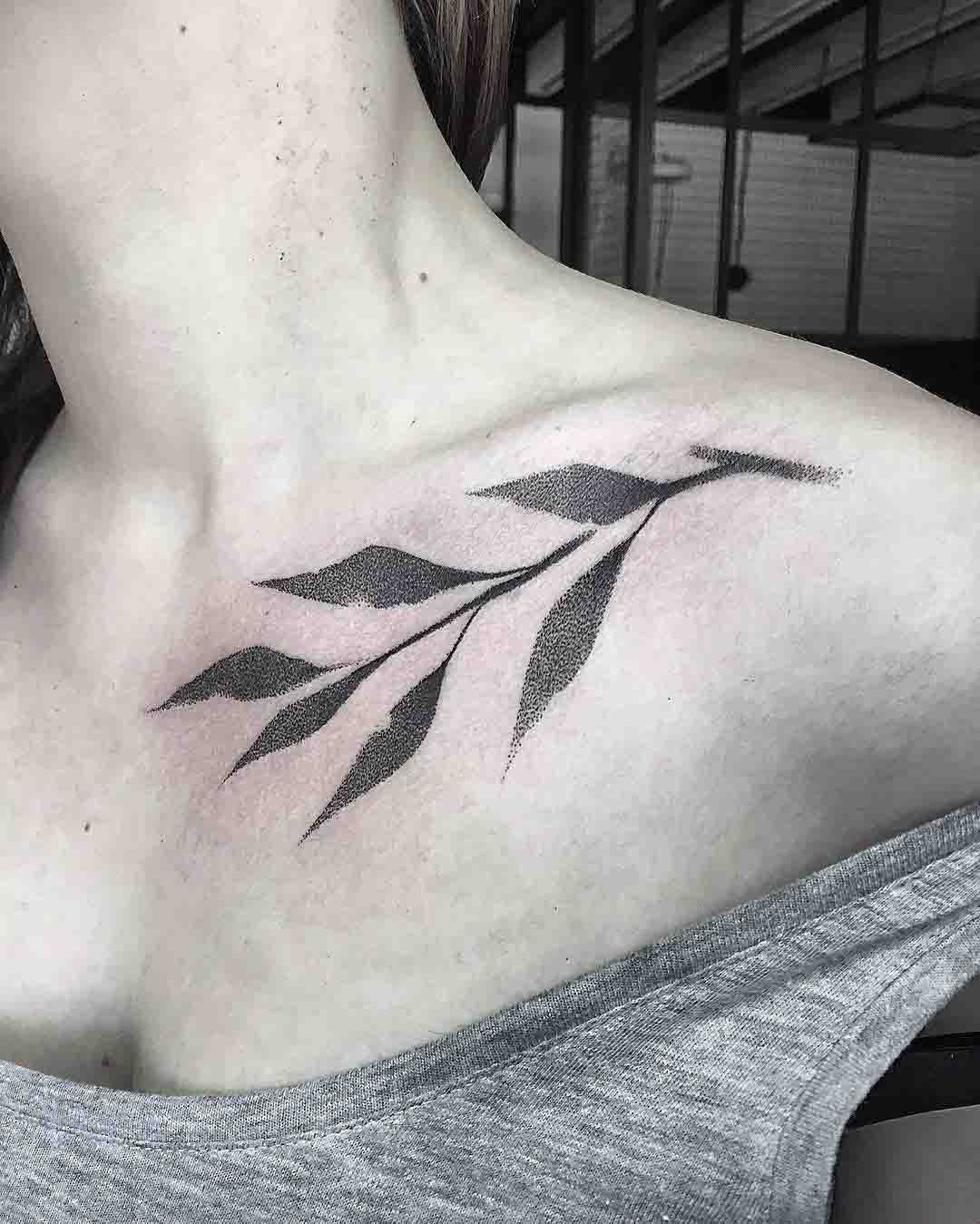 dotwork tattoo on collar bone