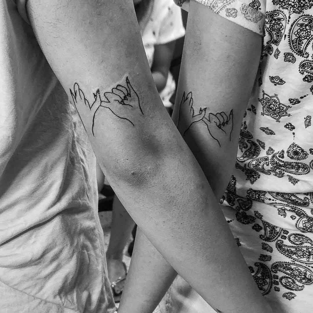 couple tattos on knees